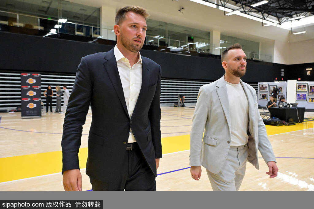 G2观众热烈欢呼！，东契奇迎来五赛季出色发挥引发球迷热议(第一声枪响全部演员表)