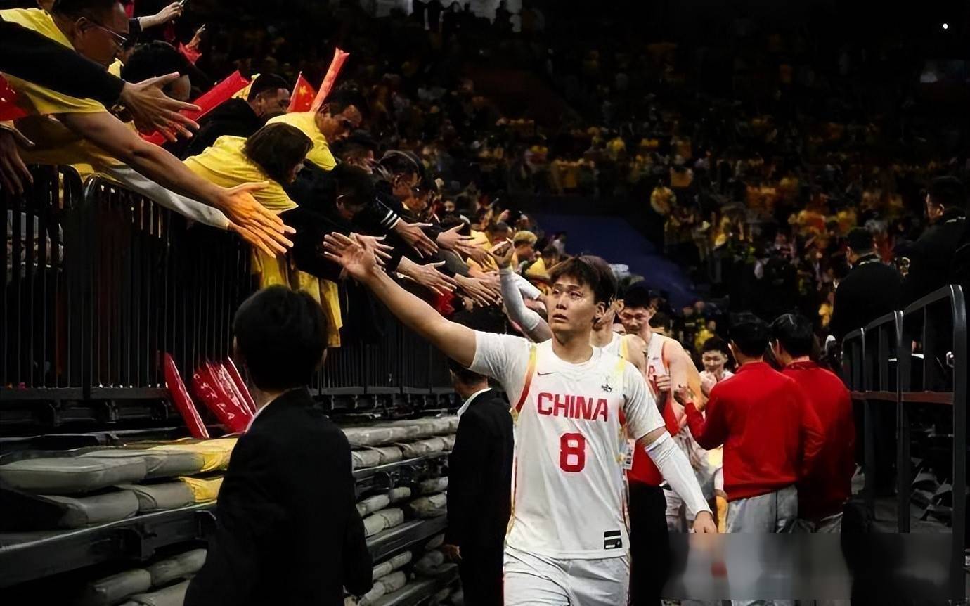 深圳男篮训练开放日，赛前篮板制胜引欢呼，足总杯在即，年轻球员得到机会的简单介绍