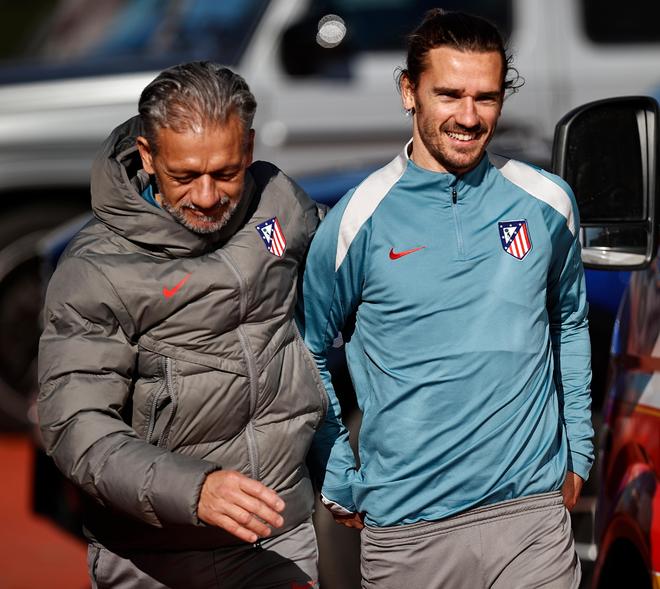 ayx爱游戏官网-马德里竞技发布备战花絮；集结日造点机会；葡超任务艰巨；赛程密集仍需轮换(马德里竞技vs巴塞罗那)